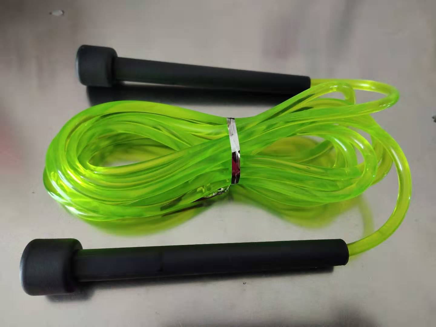 Small, simple and seriously effective. This skipping rope helps you boost cardio, burn calories and improve coordination wherever you train.